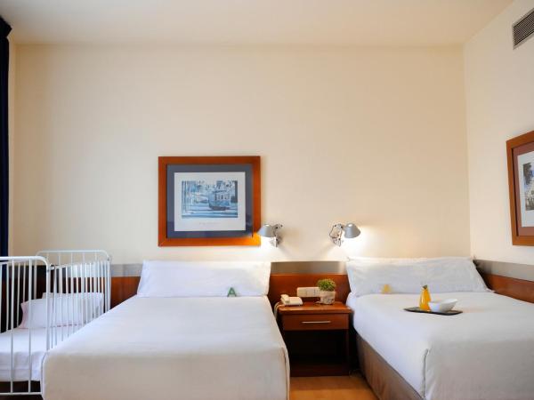 Tres Torres Atiram Hotels : photo 2 de la chambre chambre quadruple