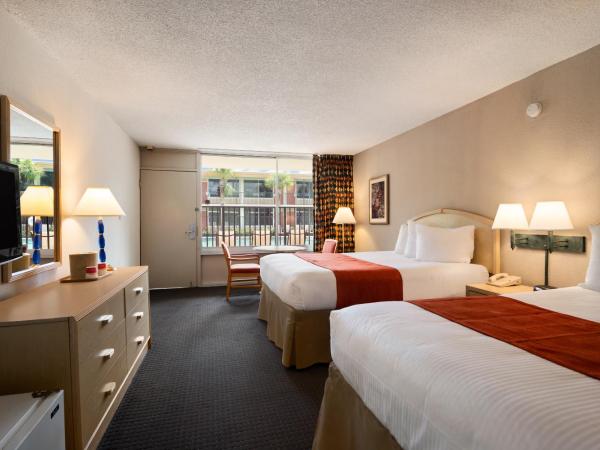 Ramada by Wyndham Kissimmee Gateway - Free Theme Park Shuttle : photo 2 de la chambre chambre standard 2 lits queen-size - vue piscine