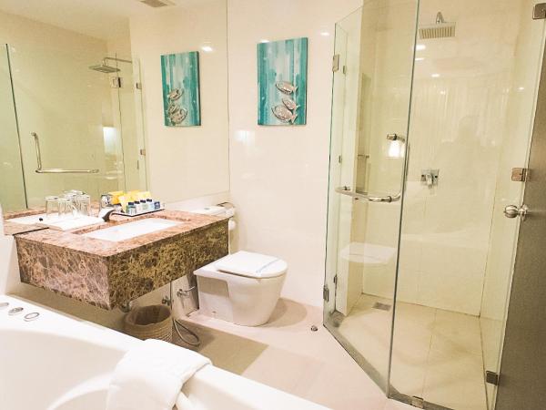 Intimate Hotel Pattaya - SHA Extra Plus : photo 9 de la chambre chambre double de luxe avec baignoire spa