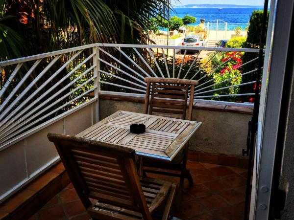 Htel Beau Soleil : photo 5 de la chambre chambre familiale - vue latrale sur mer