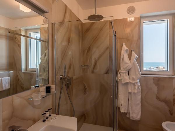Hesperia Hotel & Residence : photo 4 de la chambre chambre lit king-size - vue sur mer