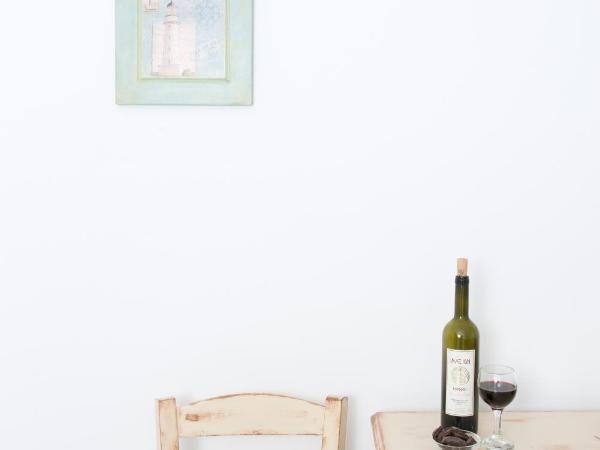 Fragias Studios & Apartments : photo 6 de la chambre studio Économique avec terrasse privée (demi sous-sol)