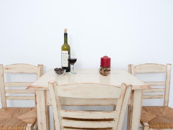 Fragias Studios & Apartments : photo 5 de la chambre studio Économique avec terrasse privée (demi sous-sol)