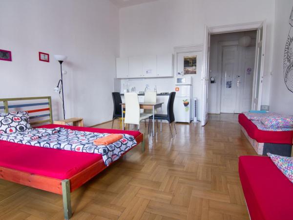 Pal's Hostel and Apartments : photo 4 de la chambre chambre triple supérieure