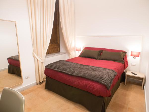 Napoli Milionaria B&B : photo 2 de la chambre chambre lit king-size avec douche accessible en fauteuil roulant - adaptée aux personnes à mobilité réduite