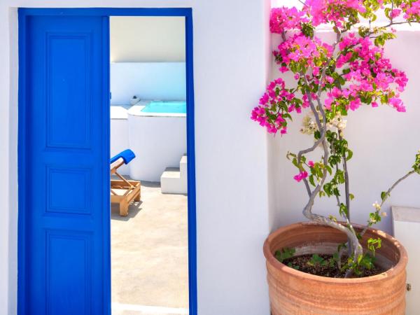 Chelidonia Luxury Suites : photo 10 de la chambre suite du capitaine avec baignoire spa extérieure