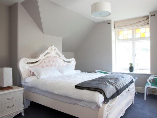 Lowena Cafe and Accommodation : photo 9 de la chambre chambre lit queen-size avec salle de bains commune