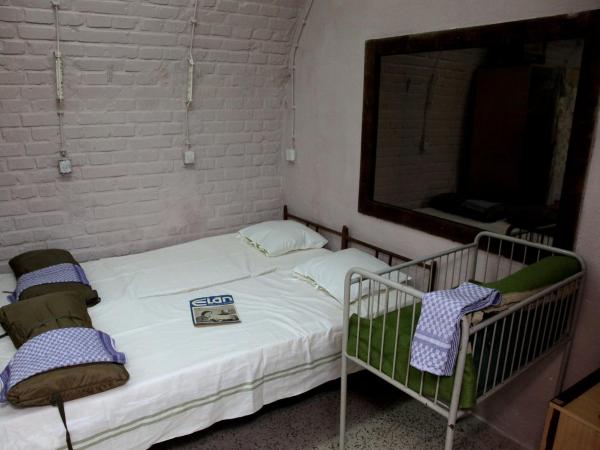 10-Z Bunker : photo 5 de la chambre chambre double ou lits jumeaux avec salle de bains commune