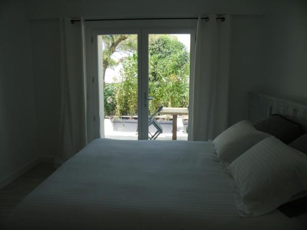 Mas des Cabidoules : photo 1 de la chambre chambre double – vue sur lac