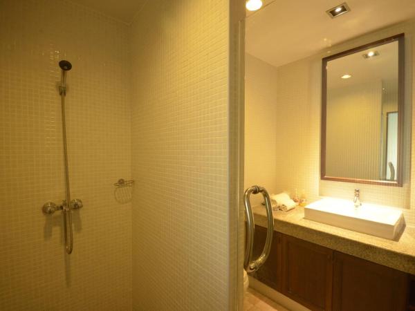 Sakorn Residence and Hotel : photo 4 de la chambre chambre lit king-size supérieure