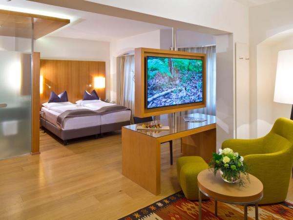 Hotel Maximilian - Stadthaus Penz : photo 1 de la chambre suite junior maximilian avec 2 salles de bains.