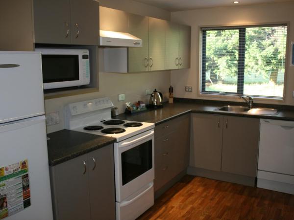 Fairway Motel & Apartments : photo 4 de la chambre appartement 2 chambres supérieur avec 2 salles de bains