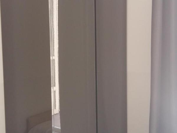 Piazza Castello Suite : photo 5 de la chambre chambre simple avec salle de bains extérieure privative