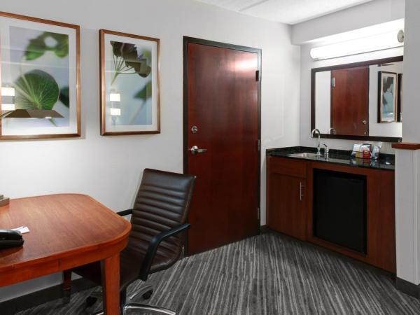 Hyatt Place Charlotte Airport Billy Graham Parkway : photo 9 de la chambre chambre lit king-size avec canapé-lit et douche accessible en fauteuil roulant - accessible aux personnes à mobilité réduite