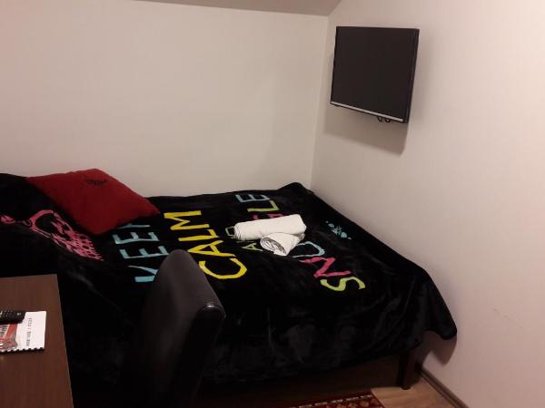 Hostel IN Club : photo 4 de la chambre chambre double avec salle de bains commune