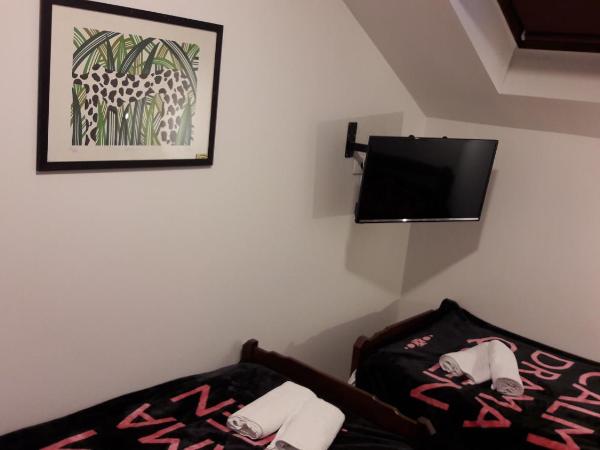 Hostel IN Club : photo 2 de la chambre chambre lits jumeaux avec salle de bains commune