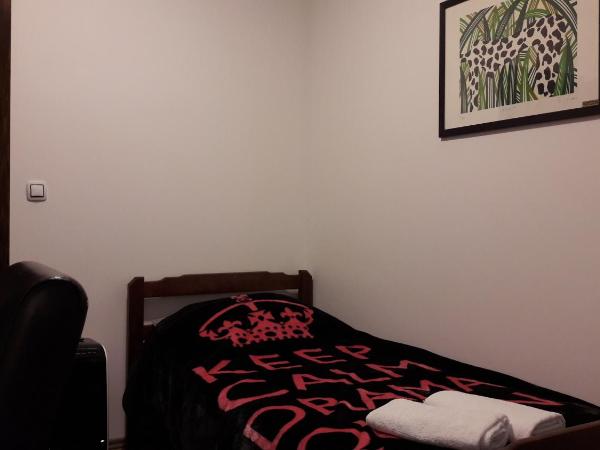 Hostel IN Club : photo 3 de la chambre chambre lits jumeaux avec salle de bains commune