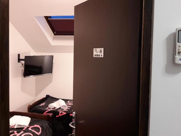 Hostel IN Club : photo 1 de la chambre chambre lits jumeaux avec salle de bains commune