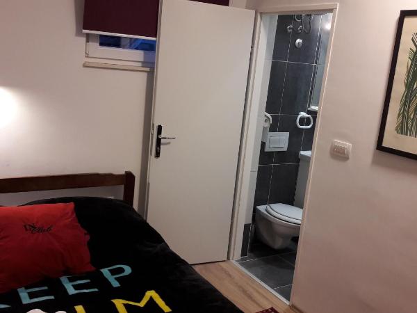 Hostel IN Club : photo 5 de la chambre chambre double deluxe avec salle de bains privative