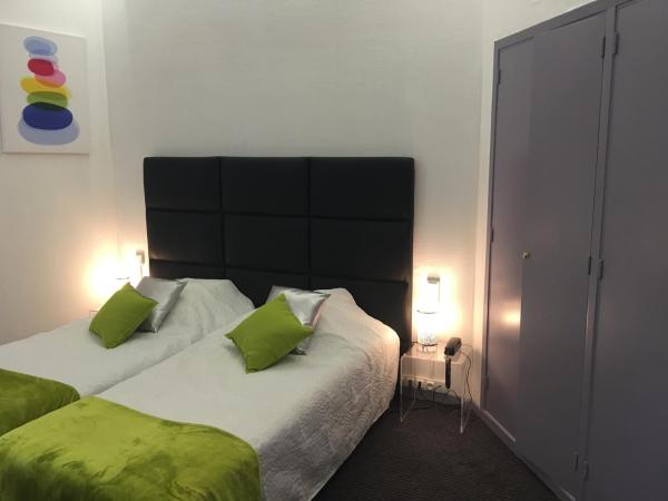 Hôtel Le Capitole : photo 3 de la chambre chambre double supérieure avec douche