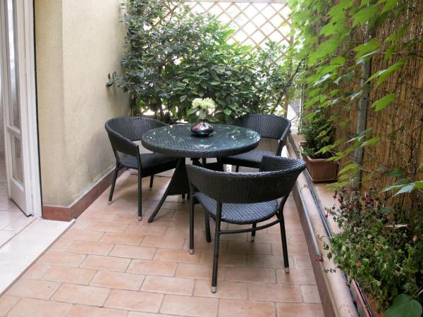 Residence Villa Ofelia : photo 9 de la chambre studio avec patio privé - rez-de-chaussée