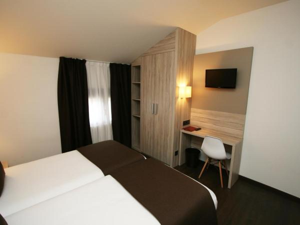 Hotel Pyrénées : photo 2 de la chambre chambre triple