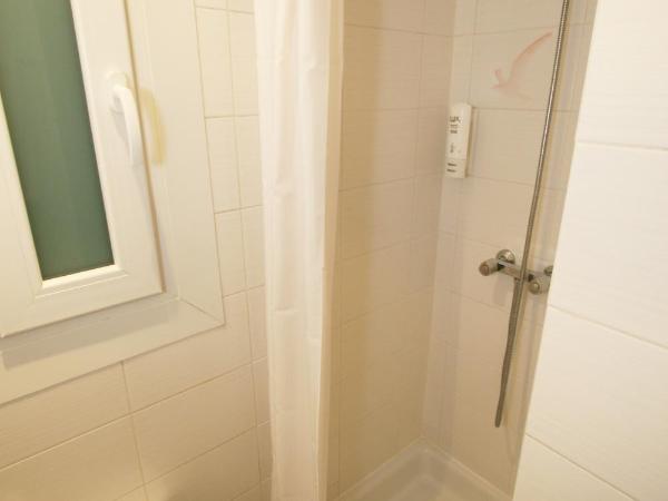 Hotel Pyrénées : photo 5 de la chambre petite chambre simple (intérieure)