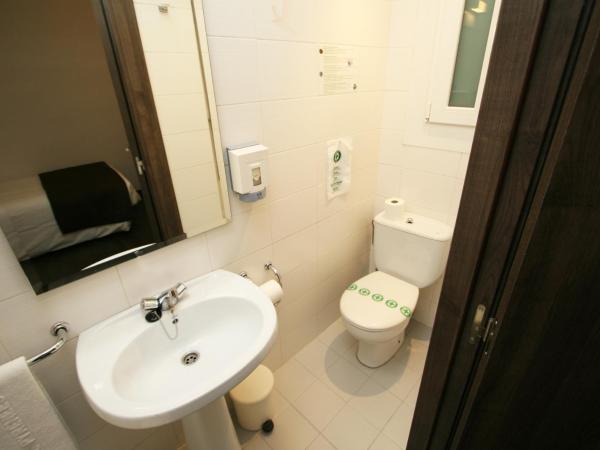 Hotel Pyrénées : photo 6 de la chambre petite chambre simple (intérieure)