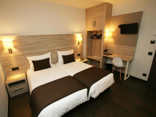 Hotel Pyrénées : photo 1 de la chambre chambre double ou lits jumeaux (intérieur)