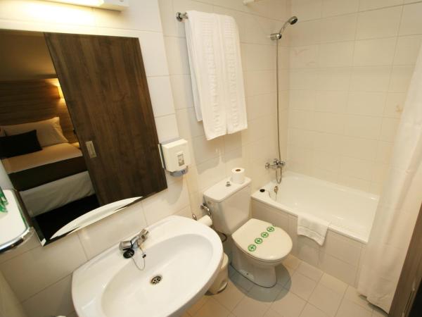 Hotel Pyrénées : photo 7 de la chambre petite chambre double Économique