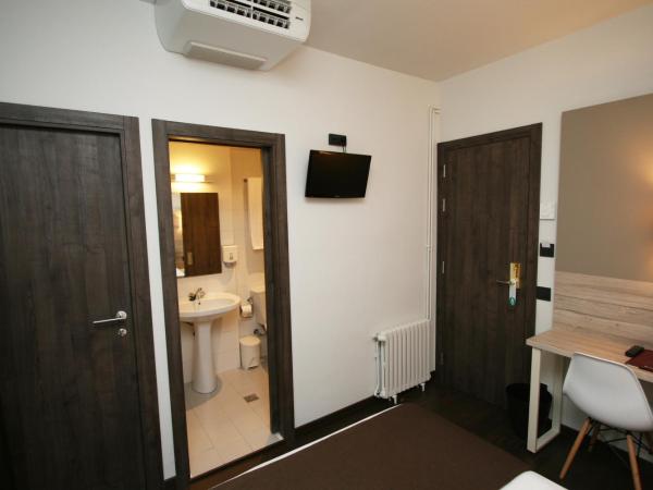 Hotel Pyrénées : photo 8 de la chambre petite chambre double Économique