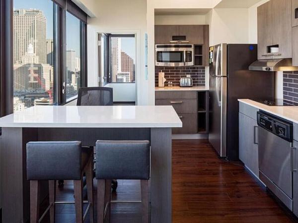 Hyatt House New Orleans Downtown : photo 3 de la chambre one-bedroom king suite with view and roll-in shower - disability access