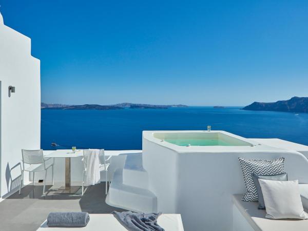 Katikies Villa Santorini - The Leading Hotels Of The World : photo 10 de la chambre suite villa avec jacuzzi extérieur