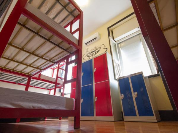 Rio Forest Hostel : photo 4 de la chambre lit dans dortoir de 9 lits avec salle de bains commune séparée