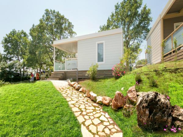 Mobile Homes - FKK Nudist Camping Solaris : photo 1 de la chambre mobile home 1 chambre avec terrasse