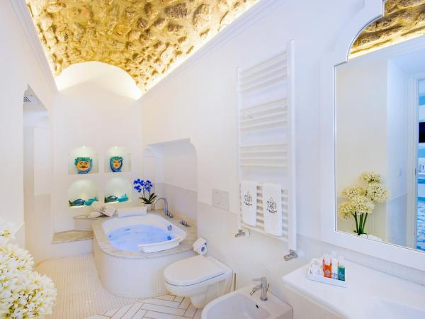 Relais Correale Rooms & Garden : photo 5 de la chambre suite junior avec bain à remous