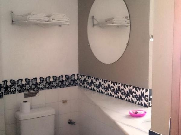 Laranjeiras Hostel : photo 6 de la chambre chambre triple avec salle de bains privative
