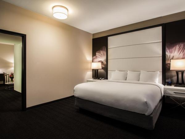 TRYP by Wyndham Savannah : photo 2 de la chambre suite lit king-size - accessible aux personnes à mobilité réduite - non-fumeurs