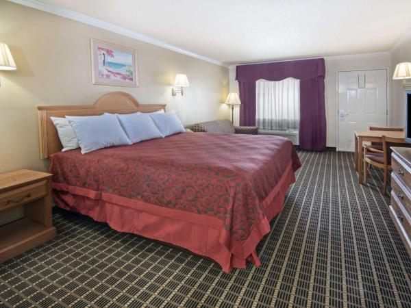 Days Inn by Wyndham San Antonio Interstate Hwy 35 North : photo 1 de la chambre chambre lit king-size - non-fumeurs