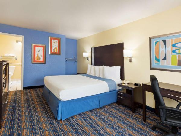 Days Inn by Wyndham Seaworld Lackland AFB : photo 2 de la chambre chambre lit king-size avec douche accessible en fauteuil roulant - adaptée aux personnes à mobilité réduite/non-fumeurs
