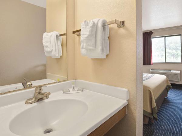 Super 8 by Wyndham Albuquerque West/Coors Blvd : photo 5 de la chambre chambre lit king-size - non-fumeurs