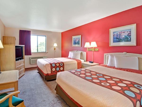 Super 8 by Wyndham Albuquerque West/Coors Blvd : photo 4 de la chambre chambre 2 lits queen-size - non-fumeurs