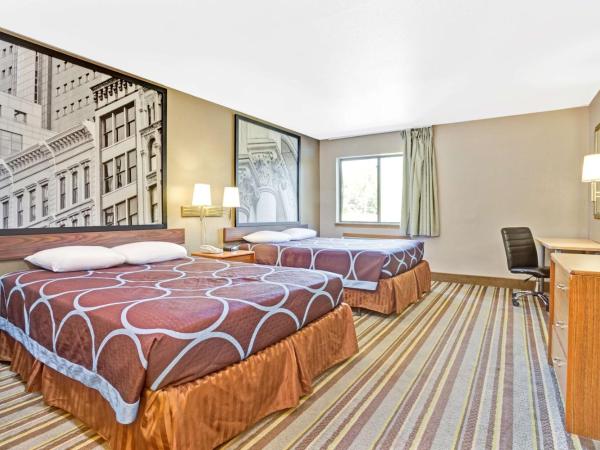 Super 8 by Wyndham Louisville Airport : photo 3 de la chambre chambre 2 lits queen-size - non-fumeurs