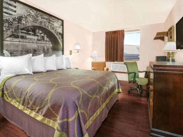 Super 8 by Wyndham San Antonio/I-35 North : photo 1 de la chambre chambre lit king-size avec baignoire - accessible aux personnes à mobilité réduite/malentendantes - non-fumeurs