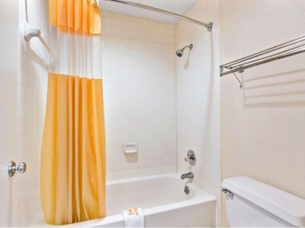 Days Inn by Wyndham Charlotte Northlake : photo 3 de la chambre chambre lit king-size - non-fumeurs