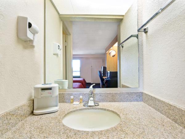 Days Inn by Wyndham Charlotte Northlake : photo 2 de la chambre chambre lit king-size - non-fumeurs