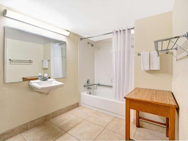 Days Inn by Wyndham Charlotte Northlake : photo 2 de la chambre chambre lit king-size pour personnes à mobilité réduite - non-fumeurs