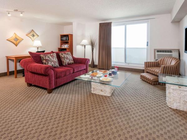 Ramada by Wyndham Edmonton South : photo 4 de la chambre suite 1 chambre lit king-size avec baignoire spa - non-fumeurs