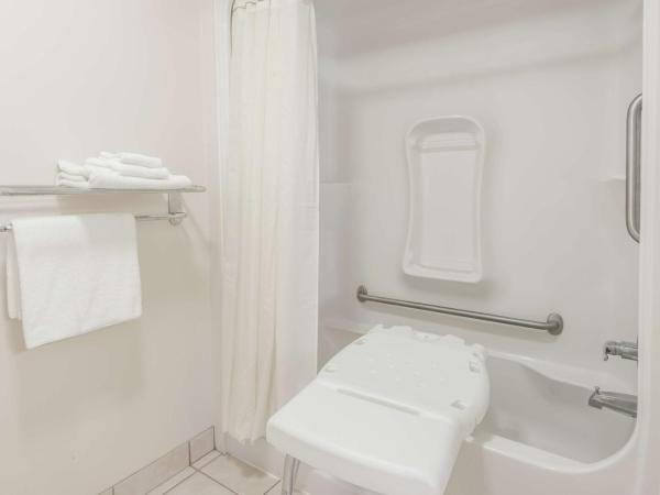 Super 8 by Wyndham Edmonton/West : photo 2 de la chambre chambre lit king-size - accessible aux personnes à mobilité réduite - non-fumeurs