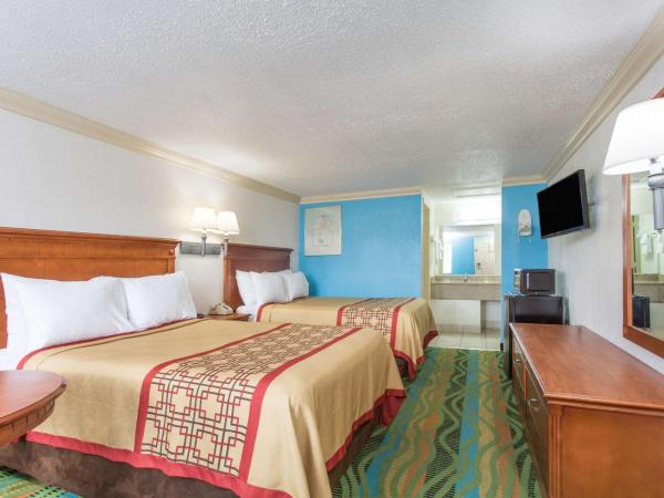 Days Inn by Wyndham Virginia Beach Town Center : photo 1 de la chambre chambre avec 2 lits doubles - fumeurs